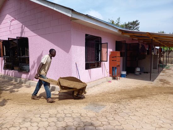 Man beachte die Karre aus Holz, ohne richtige Luftbereifung.