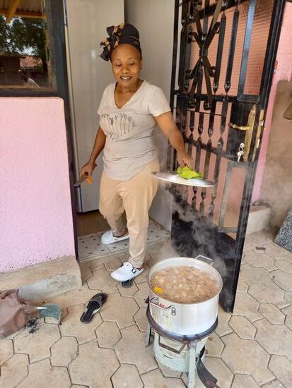 Eigentlich kocht Leah auf einem Herd in der Küche. Doch heute bereitet sie das Essen draußen. Sie sagt, es sei sonst zu heiß in der Küche.