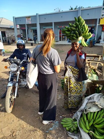 Anika kauft noch ein paar Kochbananen für Witness.