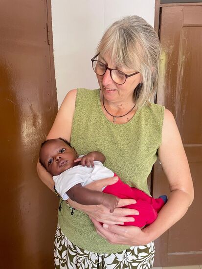 Kaum zu glauben, das er ausgesetzt wurde   
Wie gut das er gerettet wurde!! und nun liebevoll umsorgt wird.