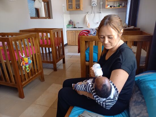 Anika genießt noch einmal die Zeit mit Baby Gift.