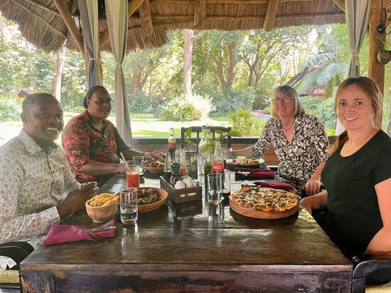 Für Witness und Vumila ist es etwas sehr besonderes hier zu sein. Viele Einheimische können es sich leider nicht leisten in einer solchen Umgebung essen zu gehen.