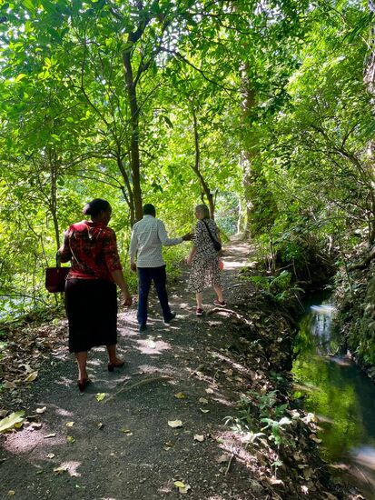Nach dem leckeren Essen machen wir einen kleinen Spaziergang auf dem Gelände der Lodge.