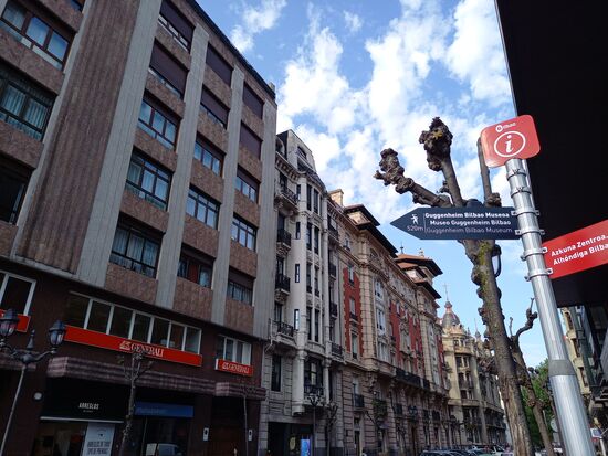 Auf dem Weg fangen wir ein paar Eindrücke der Stadt im Bild ein.