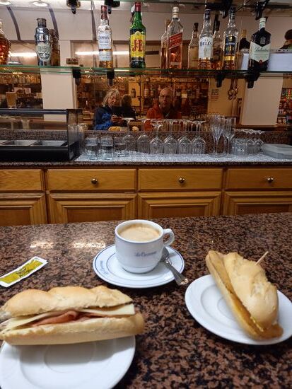 Drei belegte Sandwiches und zwei Kaffee für 9,70€.