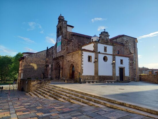 Natürlich führt der Weg auch gleich an eine Kirche vorbei.