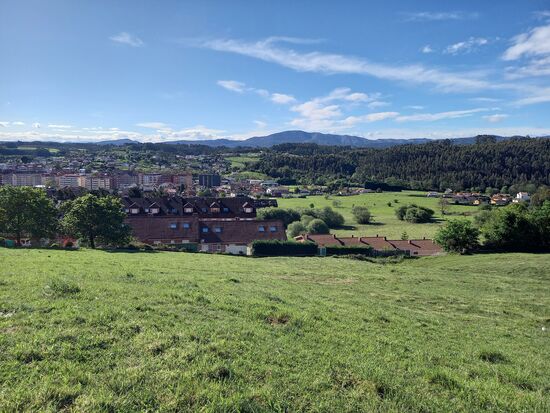Es braucht eine Weile ehe wir die Stadt hinter uns gelassen haben. Wir haben ca. 14Grad und blauen Himmel. So lässt es sich gut gehen. Allerdings ist der Wind recht eisig.