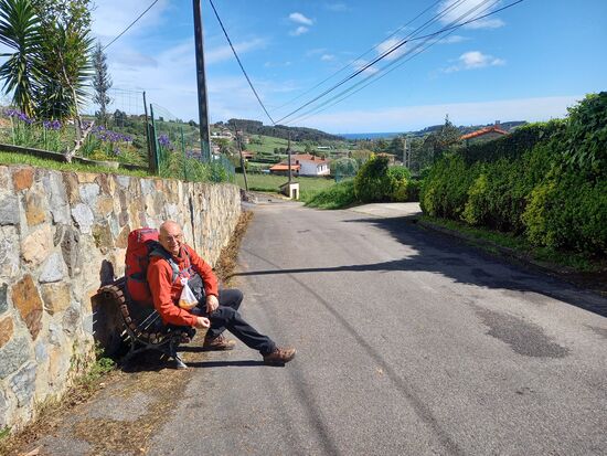Matthias wechselt auf kurze Hose, schließlich ist es heute sonnig und es ging gut bergauf d.h. man kommt ins schwitzen.