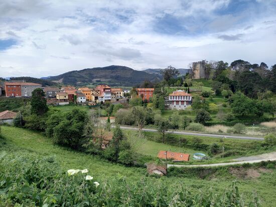 Ein Blick auf El Castillo. Bis Soto del Barco ist es noch ein gutes Stück zu gehen.
