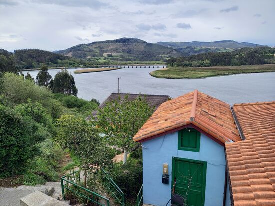 In der Ferne ist eine Brücke zu sehen. Die werden wir heute auch noch überqueren.