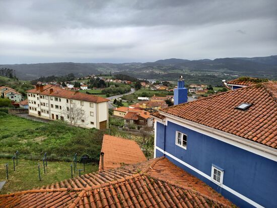 Wenig später sitze ich auf dem überdachten Balkon, genieße die Aussicht und schreibe diesen Bericht. Der Regen stört mich dabei nicht  