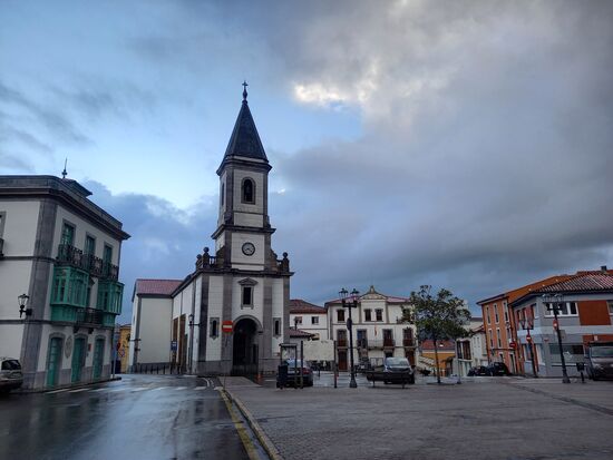Ehe wir weiter pilgern noch ein Blick zurück auf die Kirche und die Herberge.