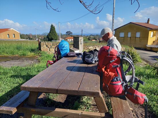 Nach 7,5km machen wir eine kurze Rast. Der Himmel ist herrlich blau und die Luft ist klar. Die Temperatur liegt bei 14Grad. In der Ferne können wir das Meer sehen. Leider ärgert mich mein Ischias heute sehr und so ist das bergab gehen ziemlich schmerzhaft.