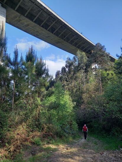 Unter einer Autobahn hindurch geht es weiter.