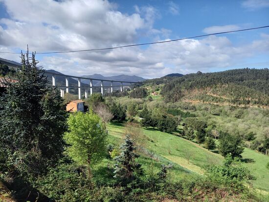 Ein Blick in die entgegen gesetzte Richtung und wir sehen die riesige Autobahn Brücke.