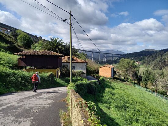 Wir wenden uns vom Meer ab und gehen in Richtung der mächtigen Brücke.
