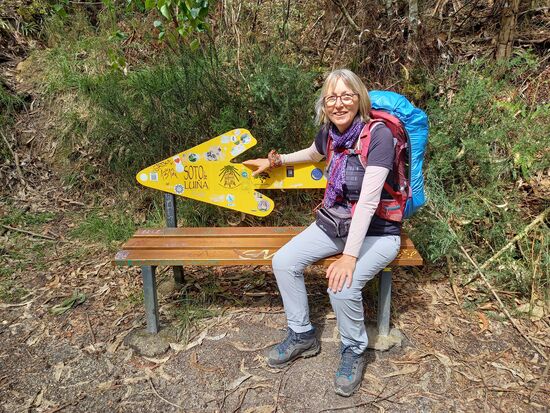 Eine Bank als Wegweiser. Coole Idee. Unser Etappenziel ist Soto Luina.