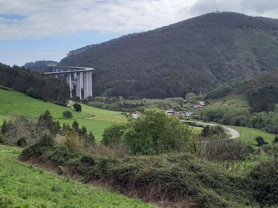 Inzwischen sind wir ganz schön weit gekommen und sehen die Autobahn Brücke aus einer anderen Perspektive.