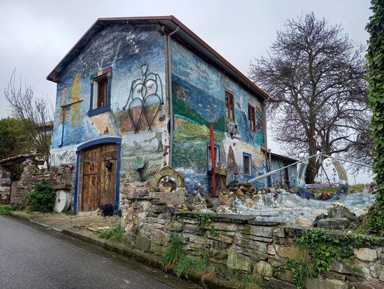 Schließlich sind wir nach knapp 3km in Albueme und entdecken dieses kunstvoll gestaltete Haus.