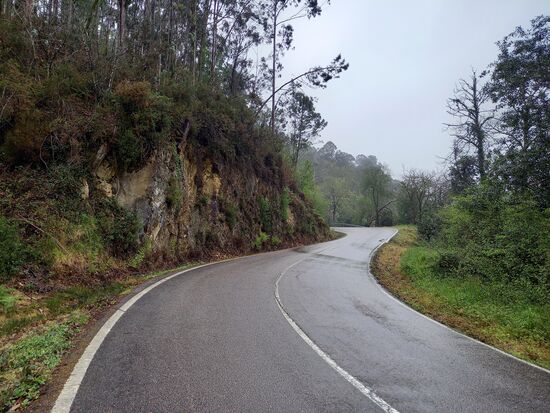 Zunächst der Straße entlang