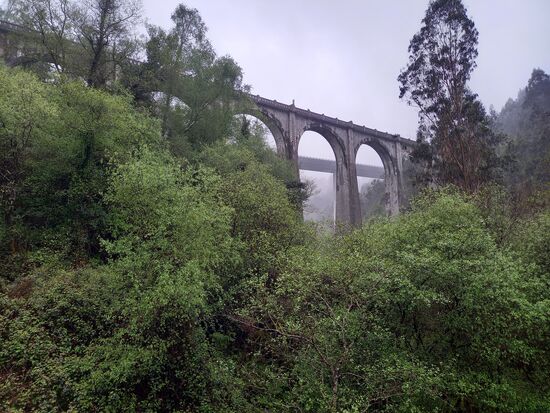 Es regnet und alles ist grau in grau.