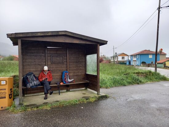 Kurze Pause in einem Bushäuschen. Die Bar gegenüber war leider geschlossen  