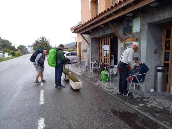 Hier hat eine Bar geöffnet    und hier treffen wir auf einige andere Pilger. Einigen sind wir auch schon in den letzten Tagen begegnet. Hier in der Bar wollen wir erstmal etwas trinken und die Regensachen trocknen 