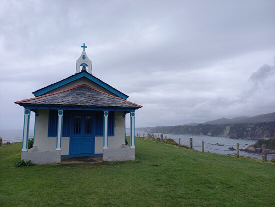 Eine kleine Kapelle gibt es auch. Der aufmerksame Leser ahnt es schon - die Kapelle ist natürlich verschlossen.