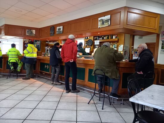 Die erste Bar am Wegesrand nutzen wir für ein Frühstück.