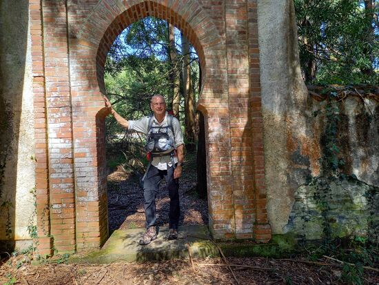 An einer Ruine vorbei