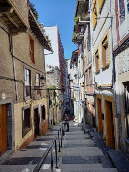 Der Weg führt runter in die Stadt.