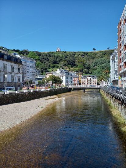 Hier machen wir Pause und überlegen uns wie weit wir noch gehen wollen. Es hängt natürlich auch von den Übernachtungsmöglichkeiten ab. Letztendlich buchen wir ein Hotel in Villapedre (die einzige Möglichkeit am Ort und auf dem Weg dorthin).