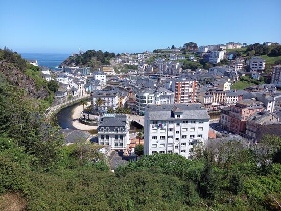Vor uns liegen weitere 13 Kilometer. Zunächst steil bergauf Stadtauswärts. Oben angekommen haben wir einen weiteren tollen Blick auf die Stadt.
