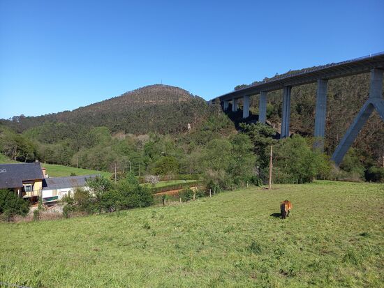 Von dem Berg auf der anderen Seite sind wir gerade gekommen.