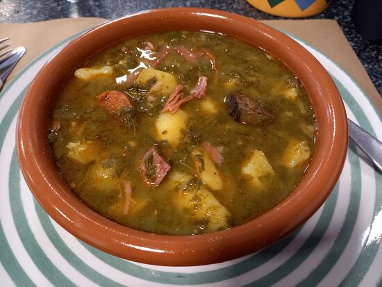 Zur Stärkung gibt es ein Pilger Menü bestehend aus Eintopf, Fleisch mit Pommes, Schokoladen Nachtisch und ein Getränk.