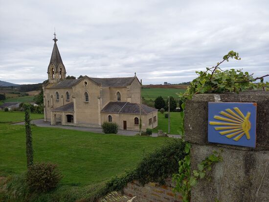 Nach ein paar Kilometer umrunden wir die Kapelle San Salvador.