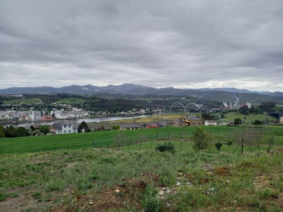 Um Navia zu verlassen ging es wieder bergauf. Von oben haben wir eine gute Sicht auf die Stadt und ihre Umgebung.