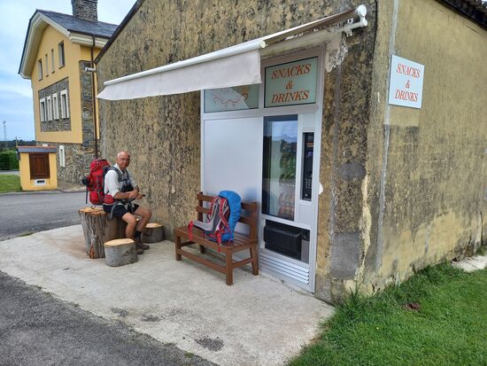 Der Weg zieht sich heute gefühlt unendlich. Hier gibt es einen Automaten mit Getränke und Snacks. Wir ziehen uns etwas Schokolade.
