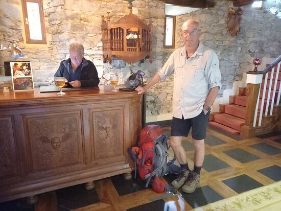 Im Hotel erhalten wir zur Begrüßung ein Bier.