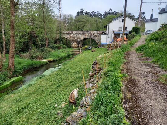 Entlang idylischer Plätze.