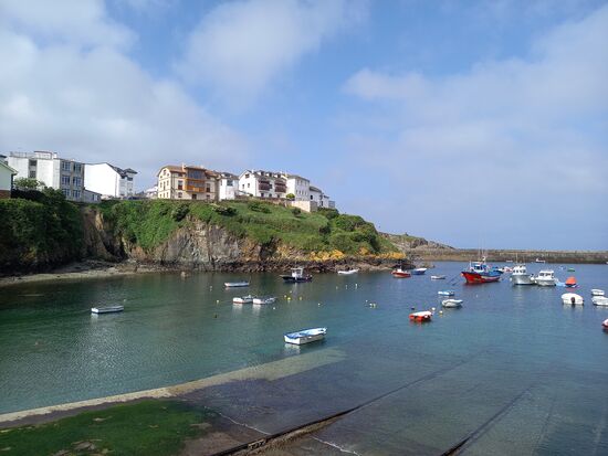 Schließlich sind wir am kleinen Hafen von Tapia.