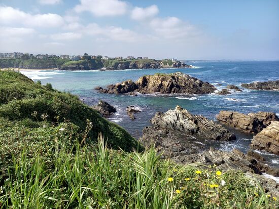 Auf einem schön angelegten Weg kann man Tapia entlang der Küste umrunden. Dabei kann man die atemberaubend schönen Buchten bestaunen.