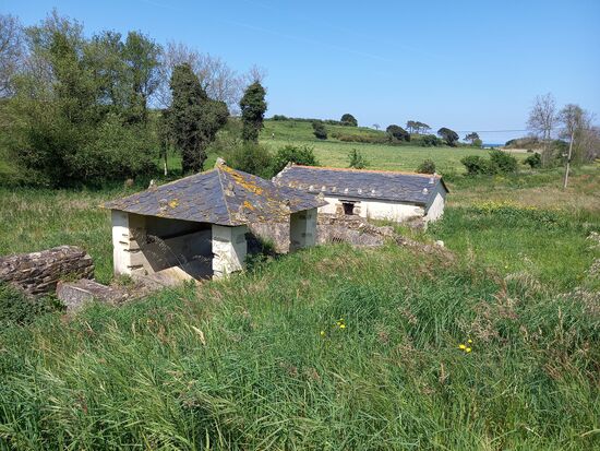 Entlang der Landstraße wieder ein Waschhaus.