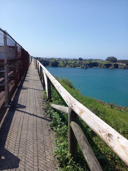 Einige Kilometer weiter kommen wir zur Brücke die nach Ribadeo führt. Sie war gefühlt endlos lang und wir hatten ein mulmiges Gefühl beim überqueren.