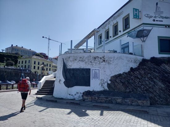 Das Hotel liegt direkt am Hafen.
