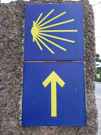 Nach drei Stunden Fahrt kommen wir in Caruna an und folgen nun diesen Wegweisern nach Santiago.