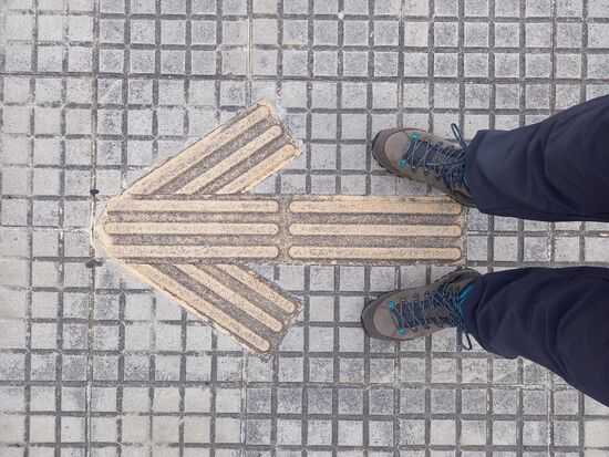 Wer die kleinen Kacheln übersieht, kann den großen Pfeilen folgen  