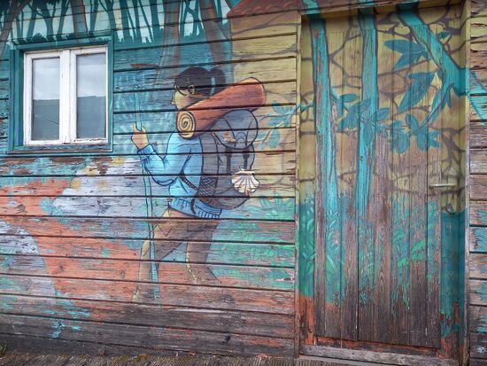 Die Außenfassade eines ehemaligen Informationszentrums in O Burgo.