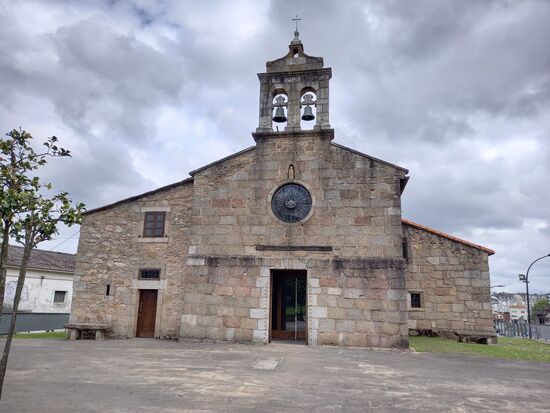 Die Tür steht offen, wie schön denke ich. Doch beim betreten der Kapelle kommt man nur in einen gläsernen Vorraum. Von dort kann man in die Kapelle schauen, sie aber nicht betreten    Eine Spendenbox ist vorhanden.