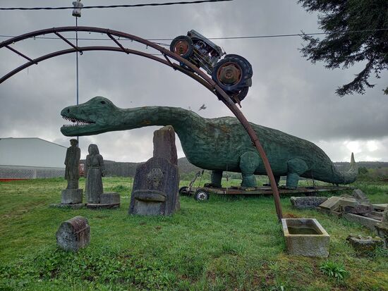 Am Wegesrand, ein merkwürdiges Ensemble von Kunst